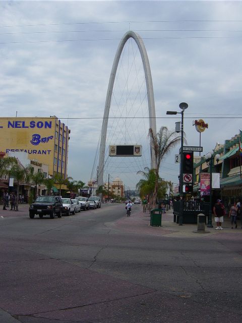 Standalone Arch with cable stablizers