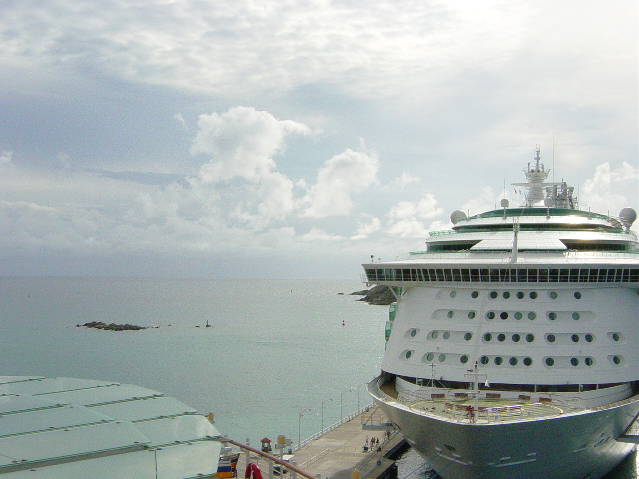 Fore structure of the large cruise ship