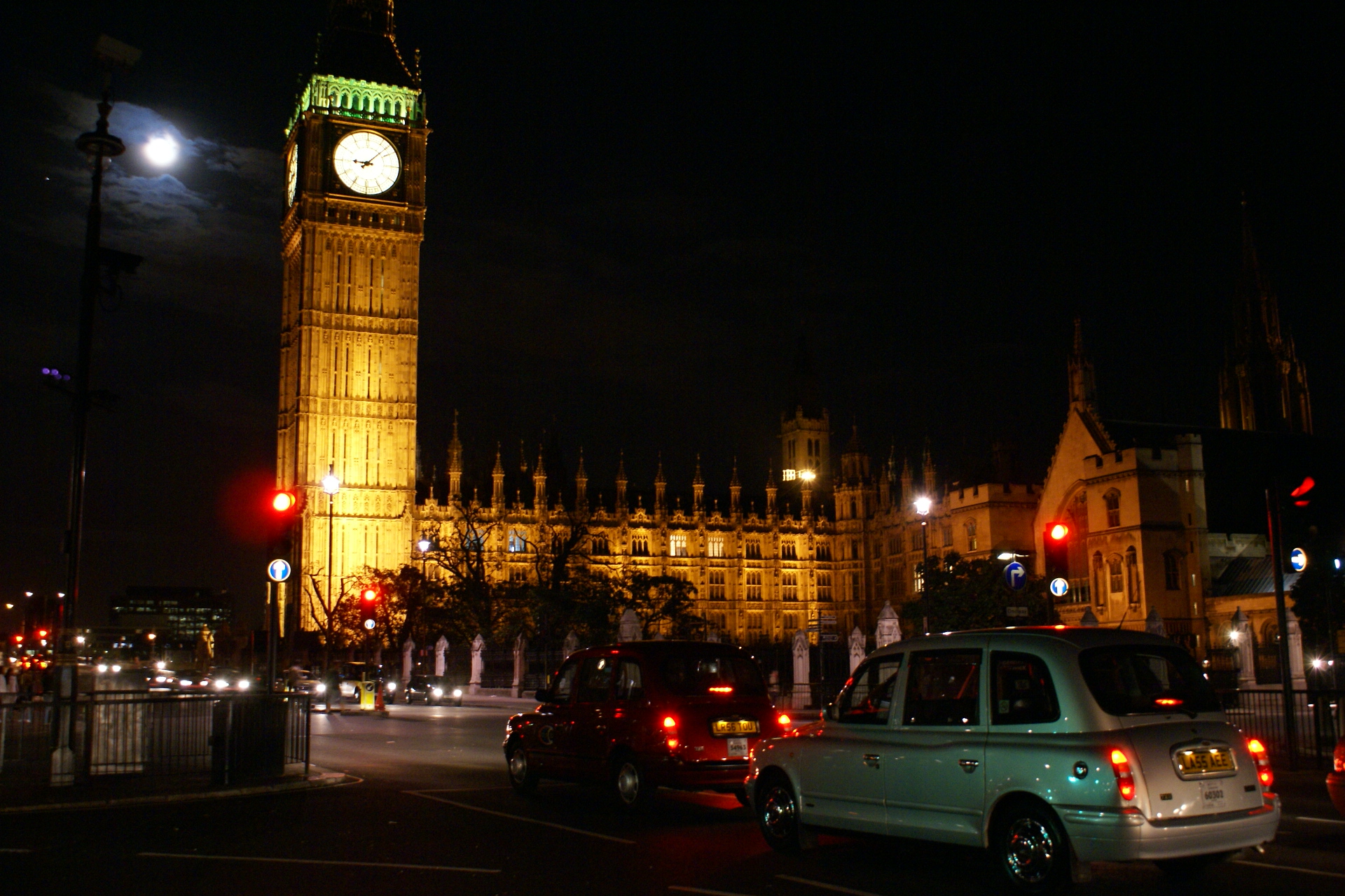 English Parliament building and iconic clock tower with the moon shining behind