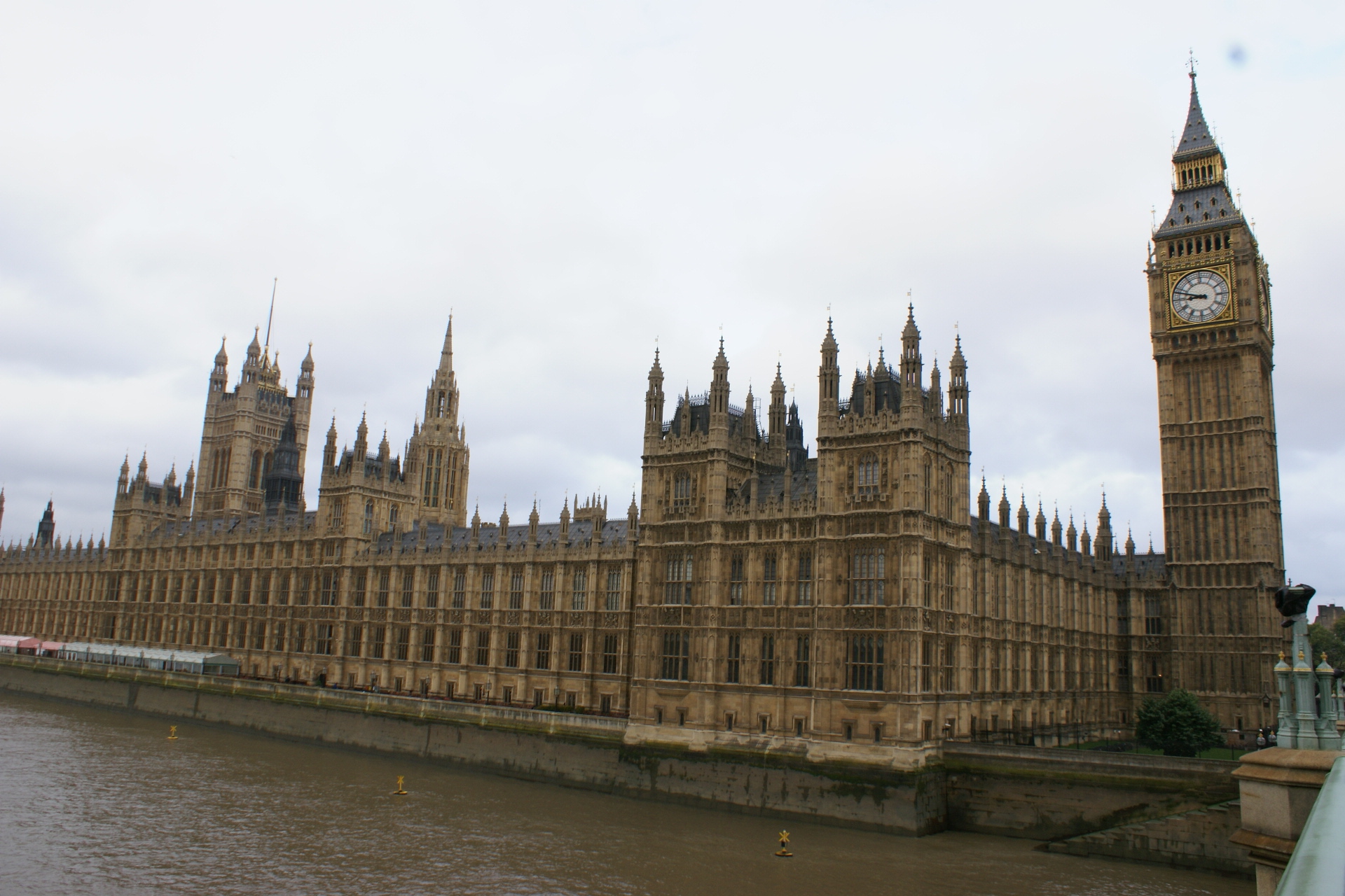 British Parliament building up against the River Thames