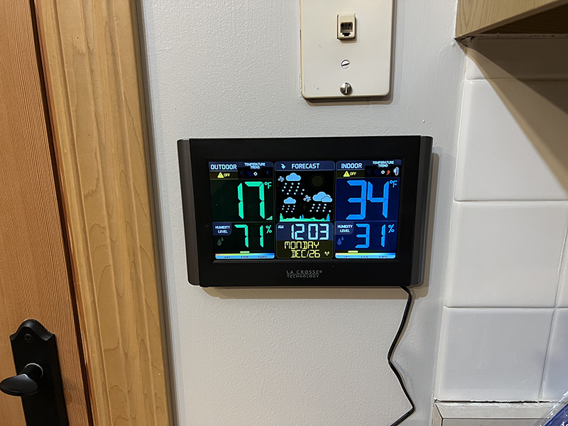 A digital display shows the outdoor temperature of 17 and an indoor temperature of 34