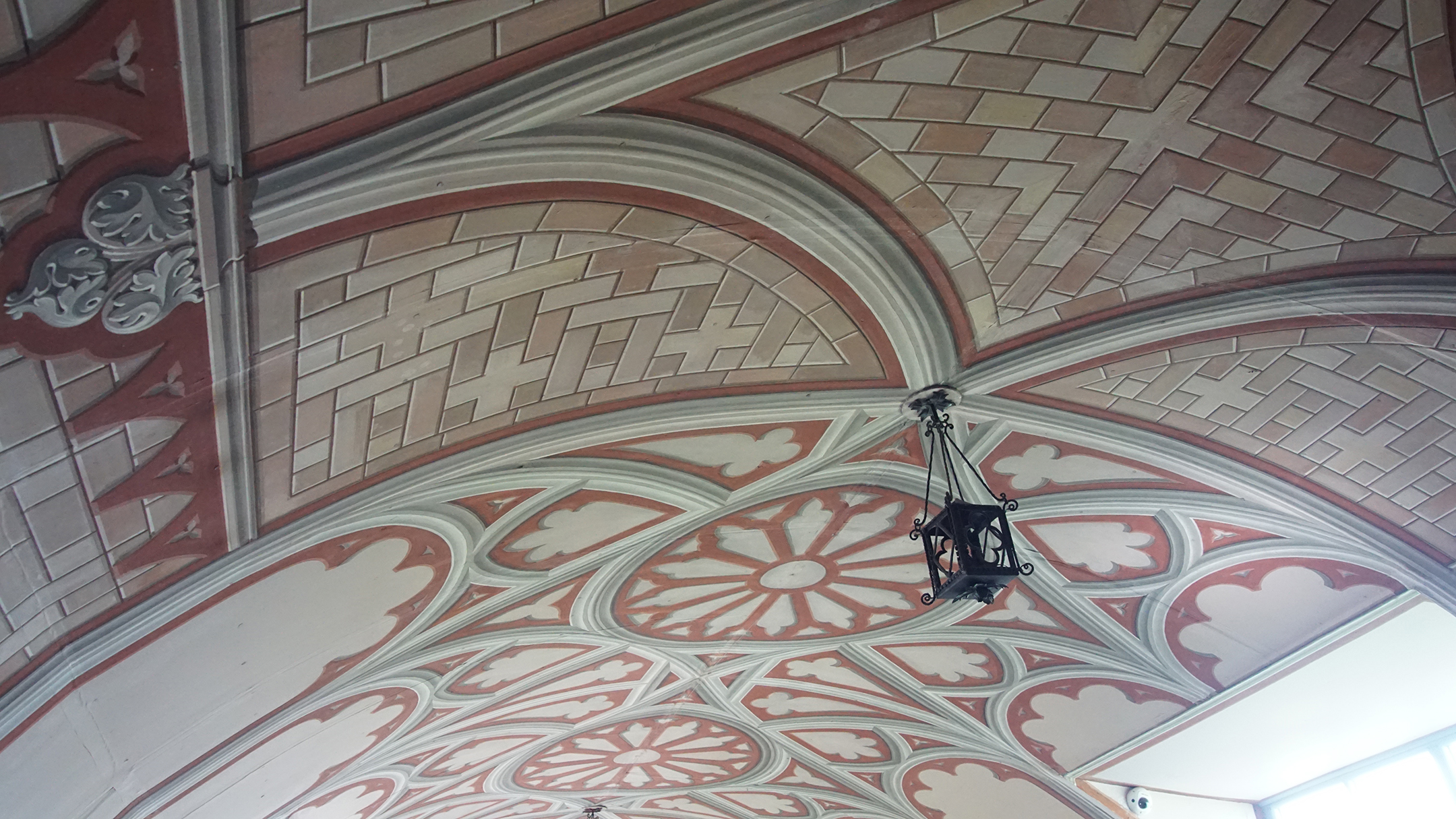 Painted curved ceiling with stone appearance