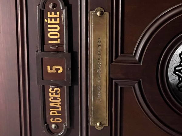 A plaque on a door reads LOGE DU FANTÔME DE L’OPERA below the number 5